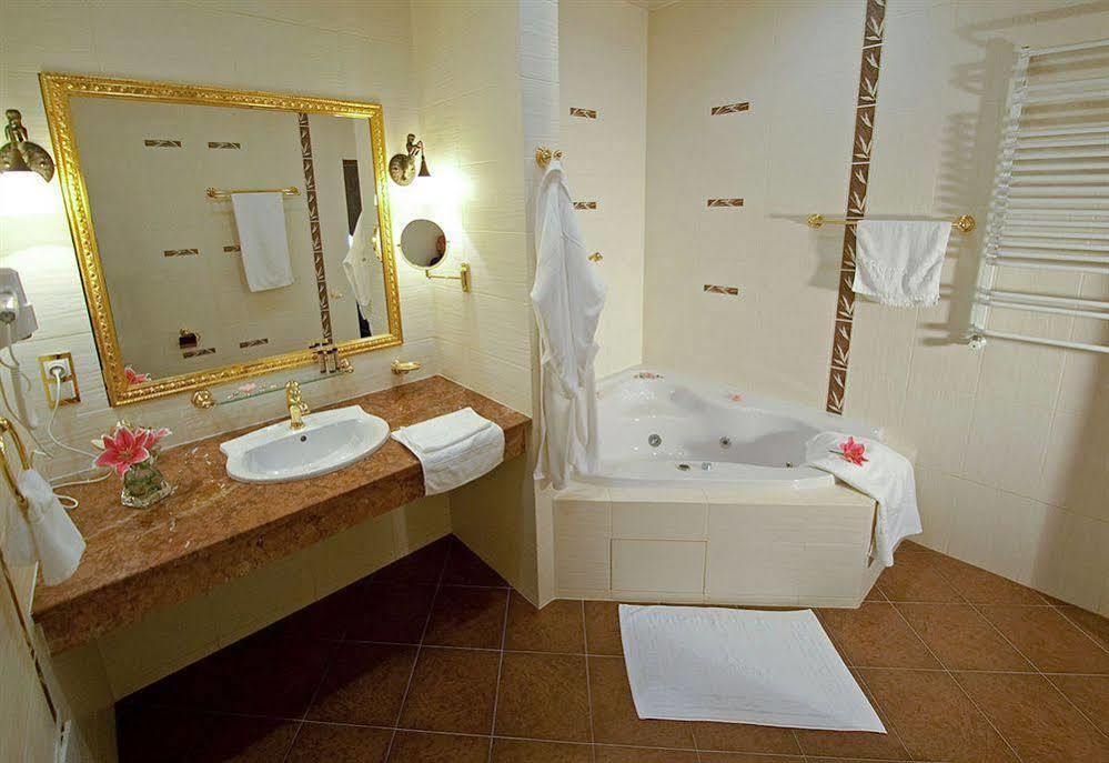 Deluxe Hotel Kupava Lemberg Exterior foto